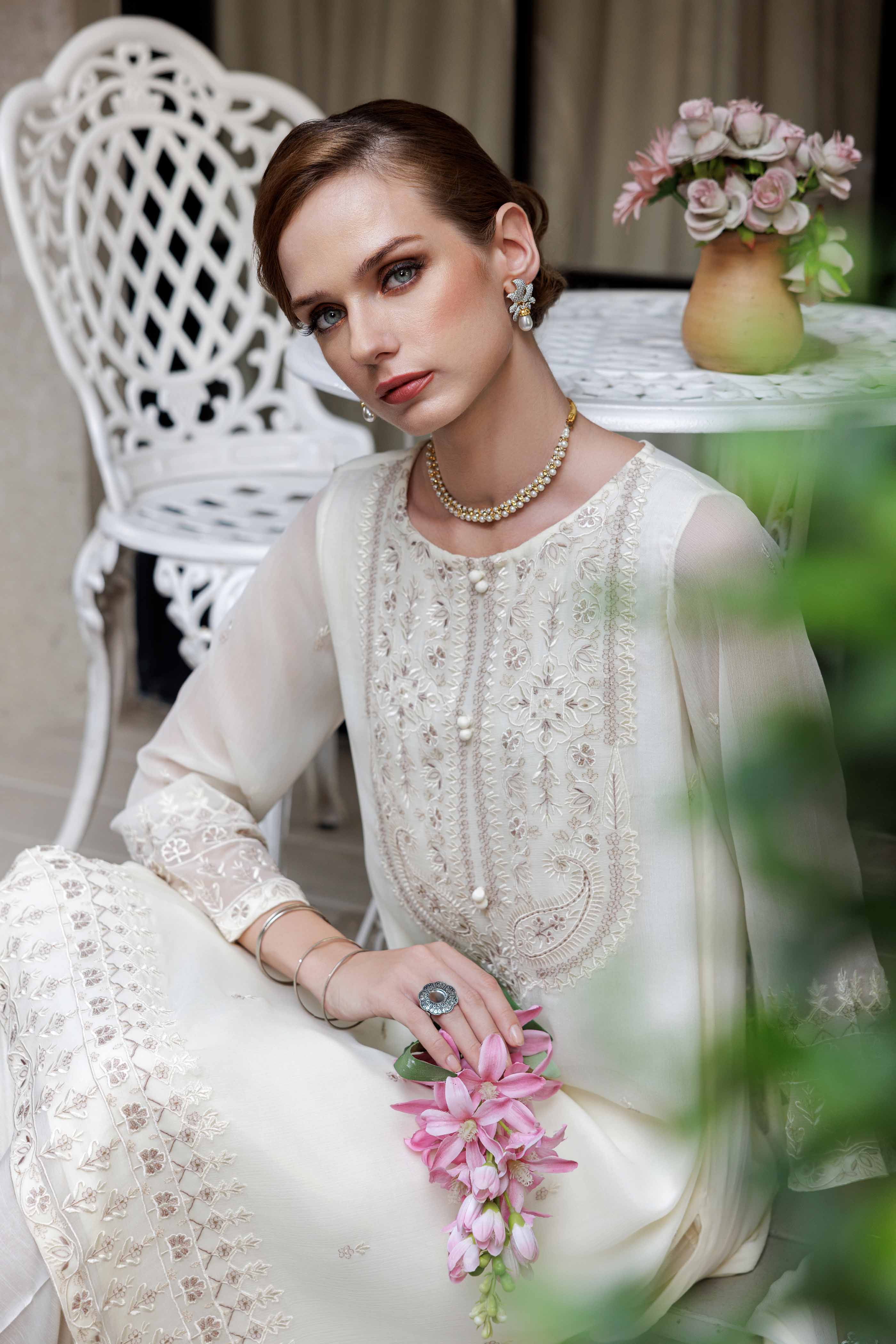 White Paisley 4: 3 Piece Suit Suit in Off White Chiffon (FR0973)