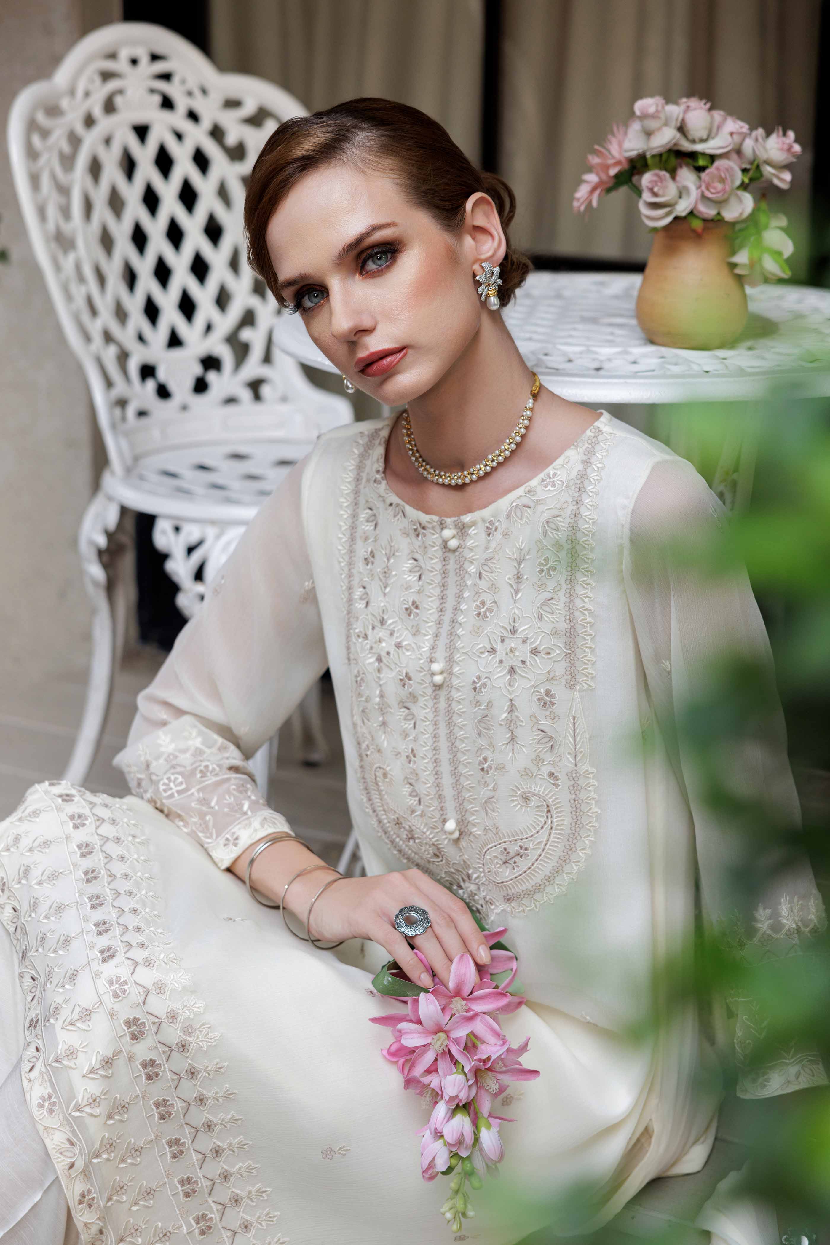 White Paisley 4: 3 Piece Suit Suit in Off White Chiffon (FR0973)