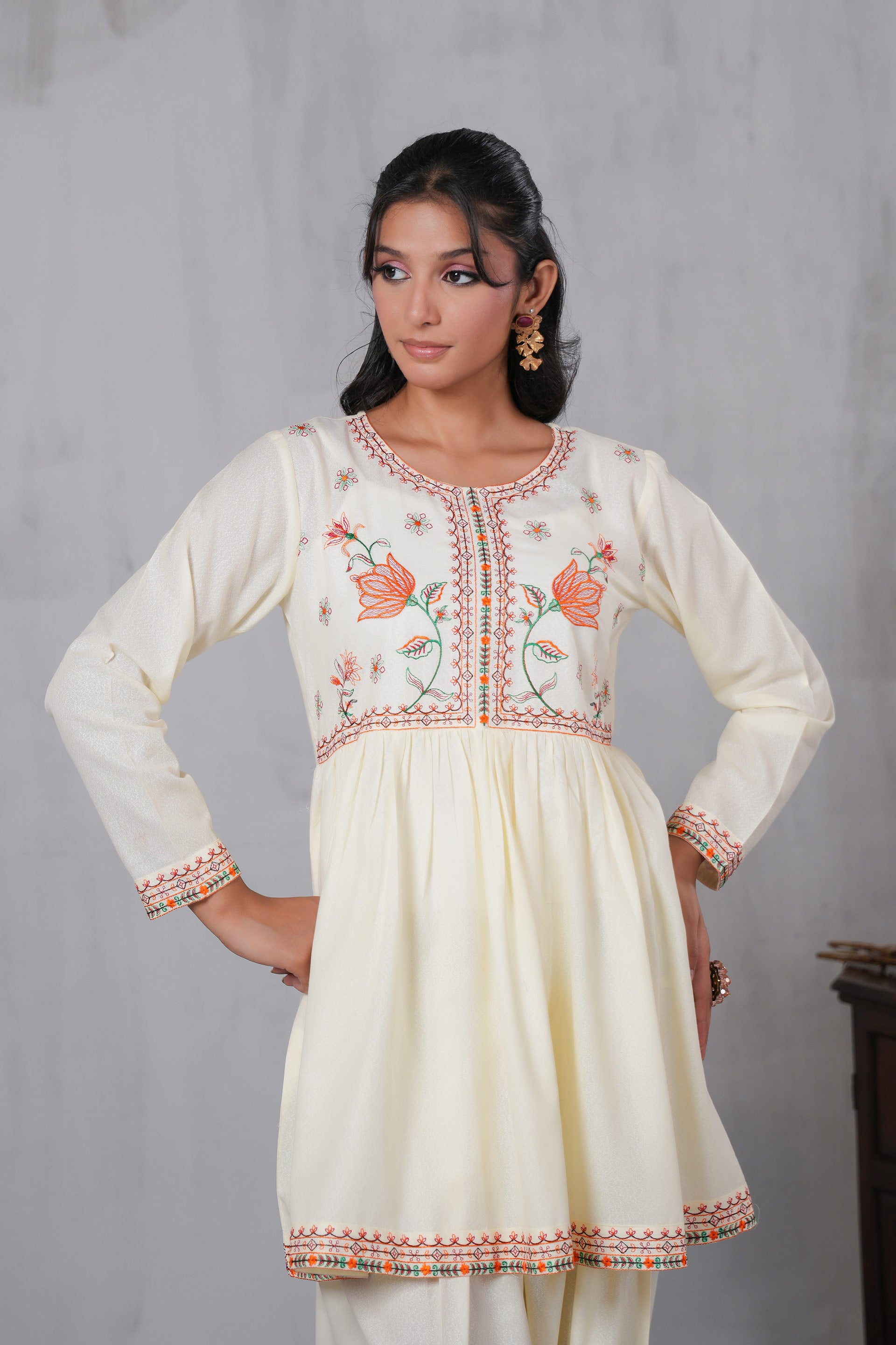 2 Piece Lawn Karandi Suit (CR3523)