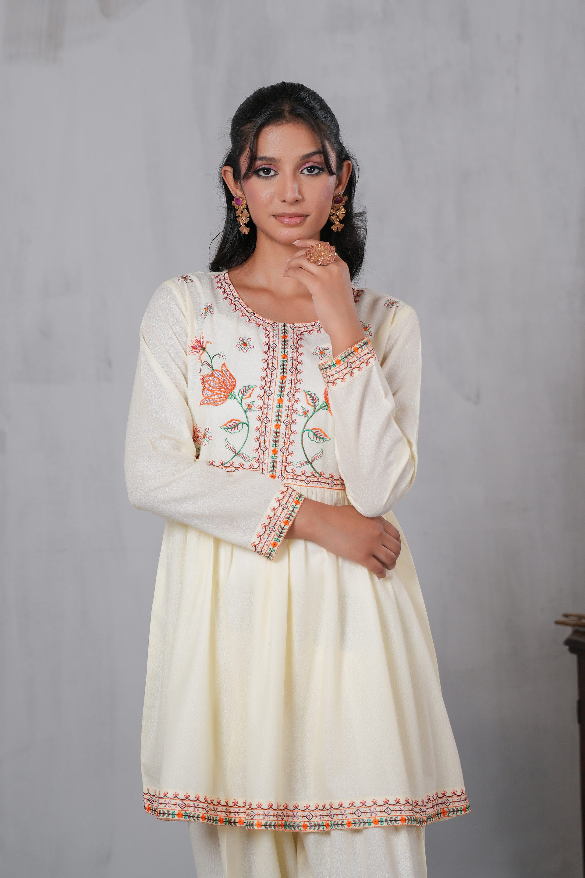 2 Piece Lawn Karandi Suit (CR3523)