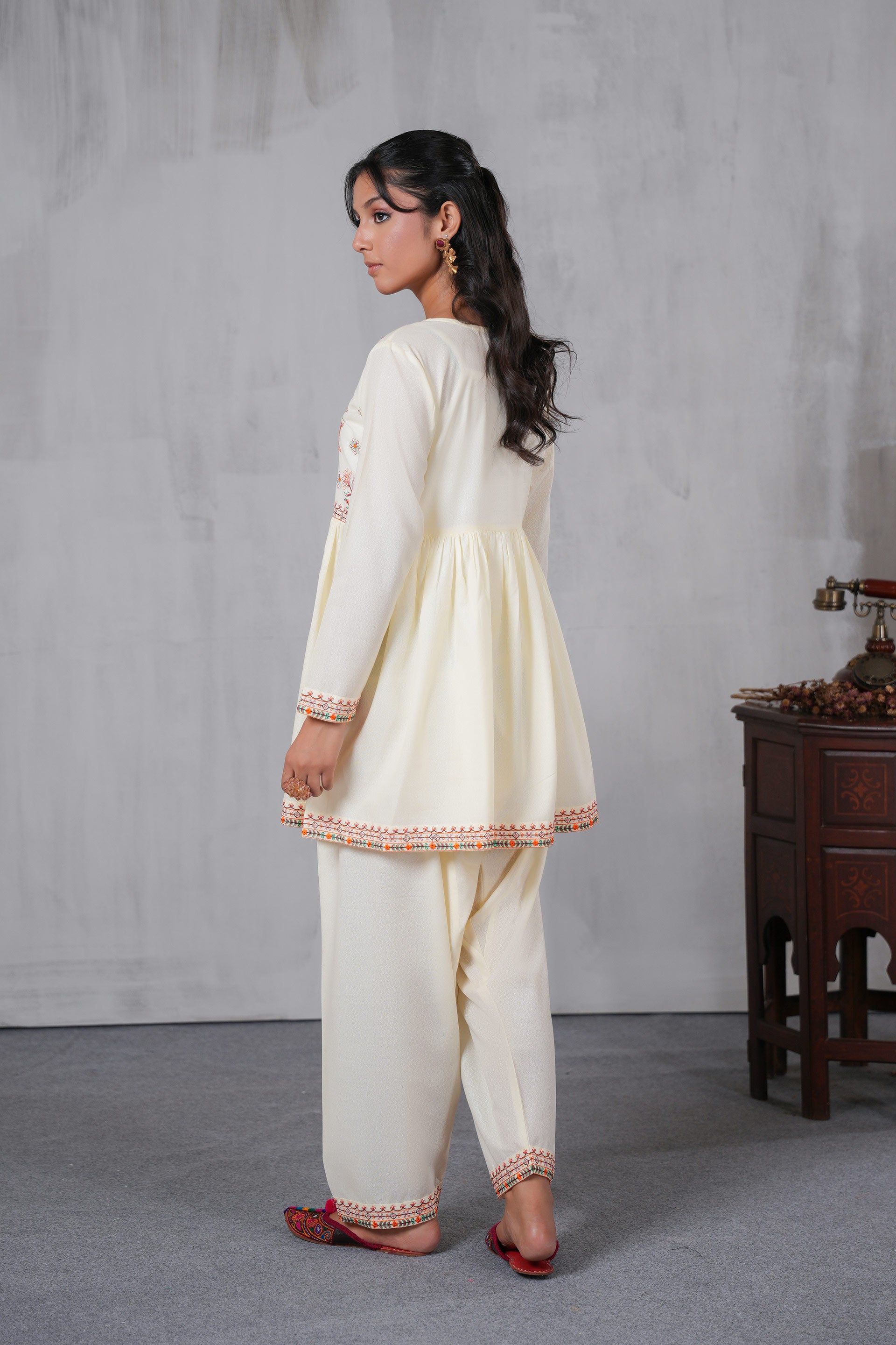 2 Piece Lawn Karandi Suit (CR3523)