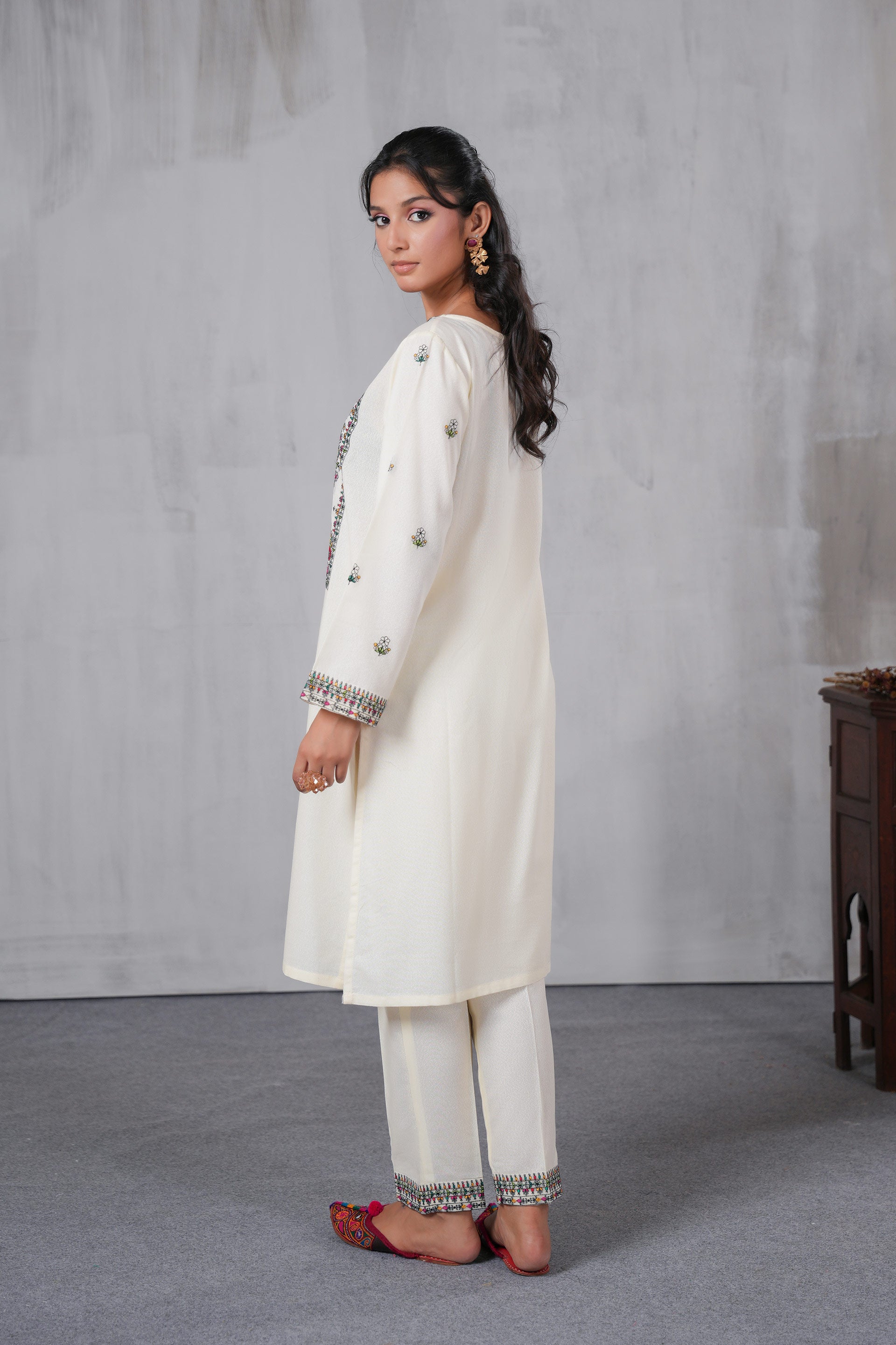 2 Piece Lawn Karandi Suit (CR3526)