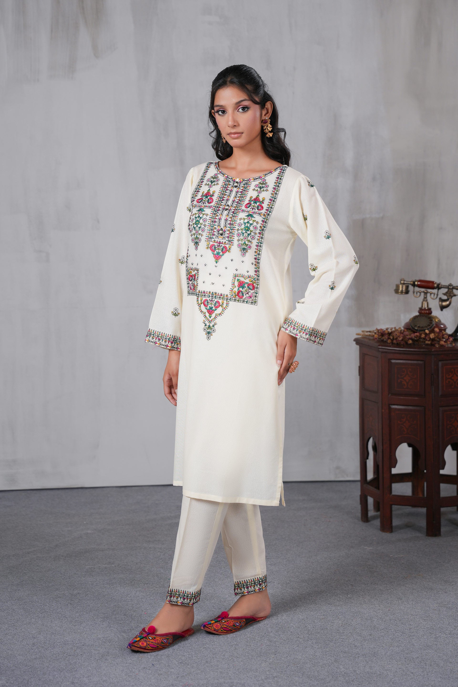 2 Piece Lawn Karandi Suit (CR3526)