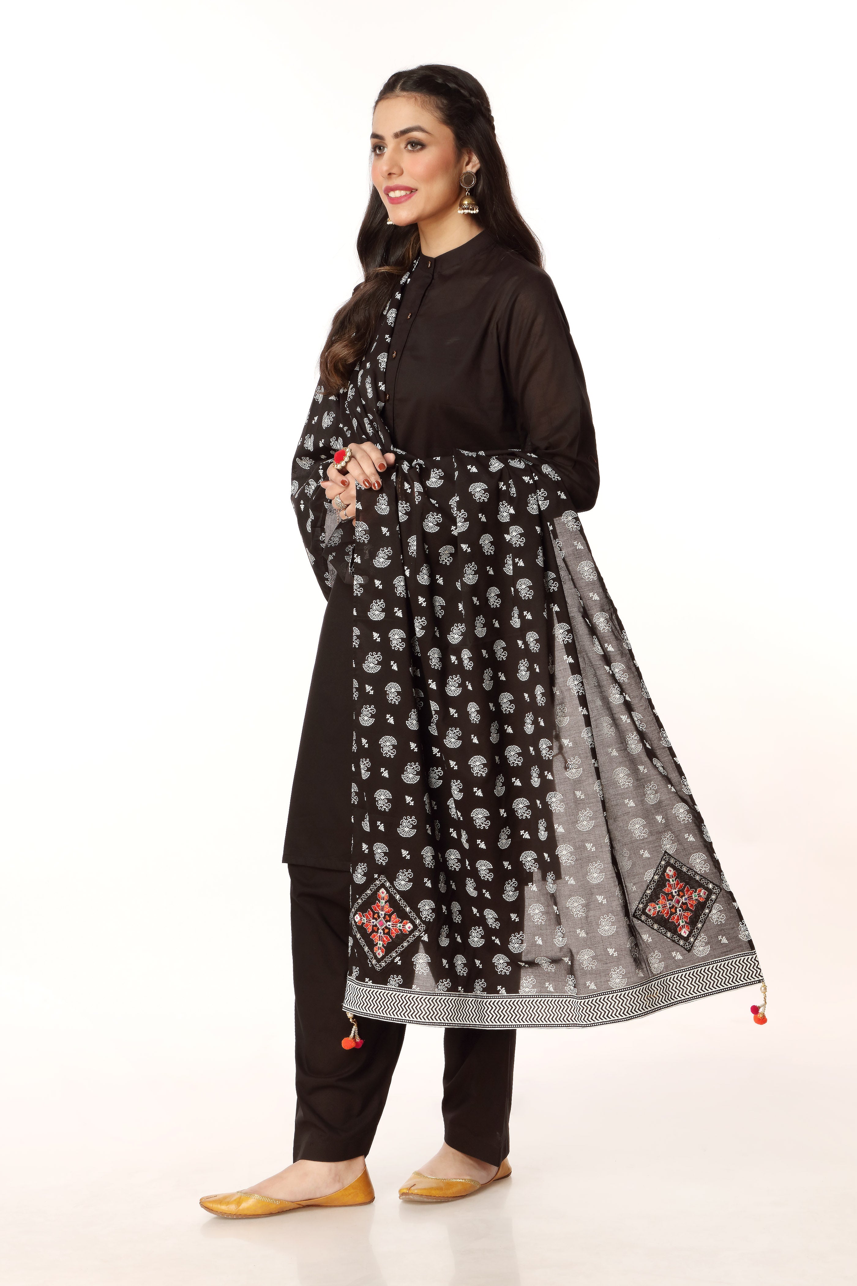 Discover Timeless Style: Corner Motif Stole in Black Printed Lawn ...